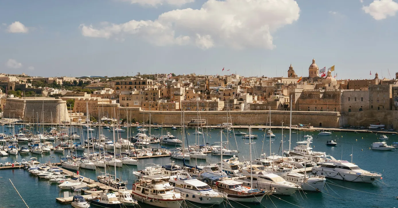 Registrare uno Yacht a Malta: Requisiti, Procedura e Fisco 2 Yacht ormeggiati alla Grand Harbour Marina di Birgu, Malta